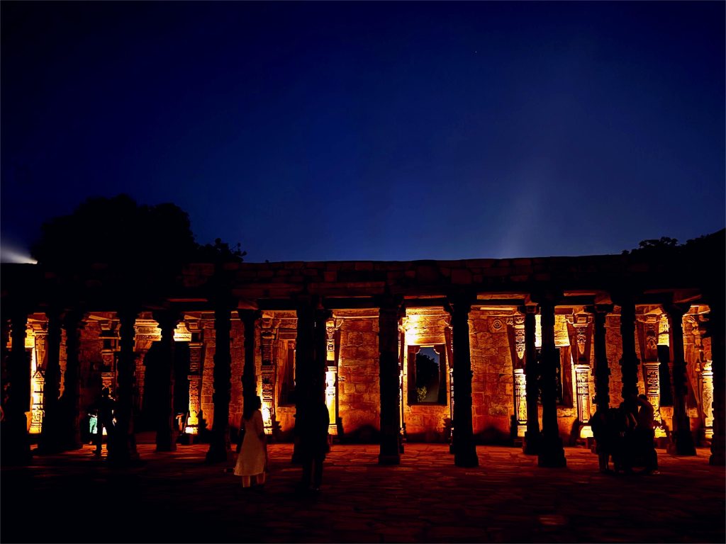 corridor passage at Qutub minar